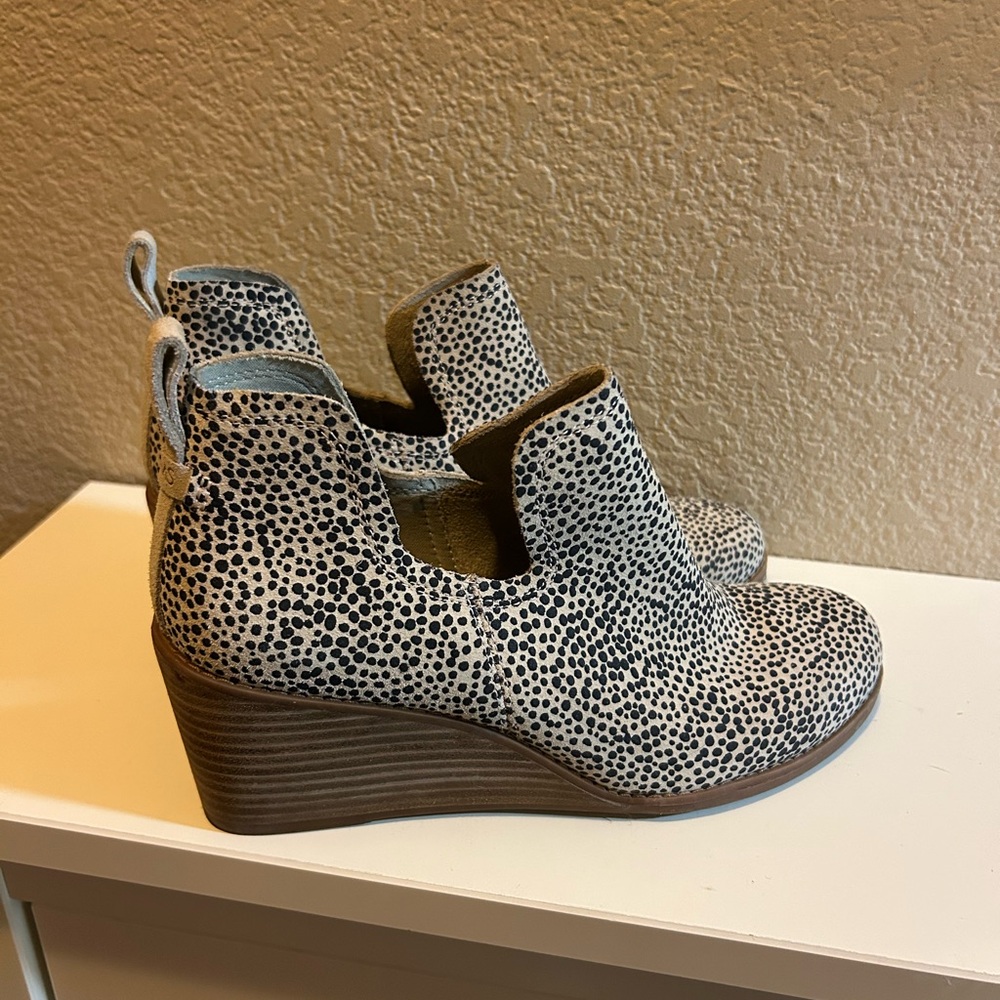 Kallie wedge booties Toms size 8